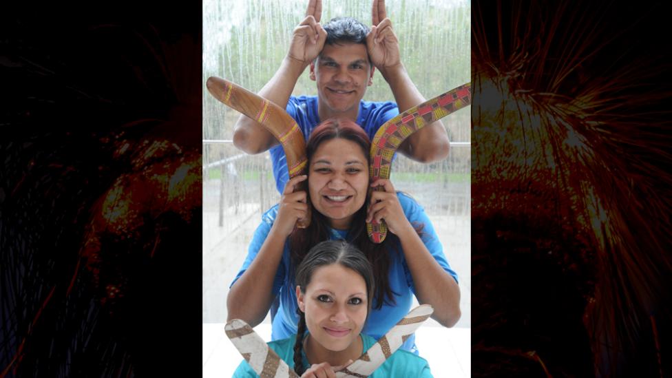 The cast of Kep Kaatijin posing for a photo