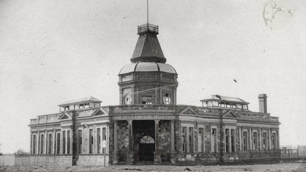 A grand building photo taken in the early 20th century