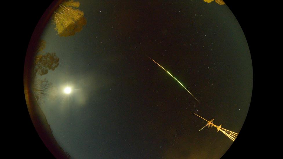 Fireball shooting through night sky caught on camera in Perenjori